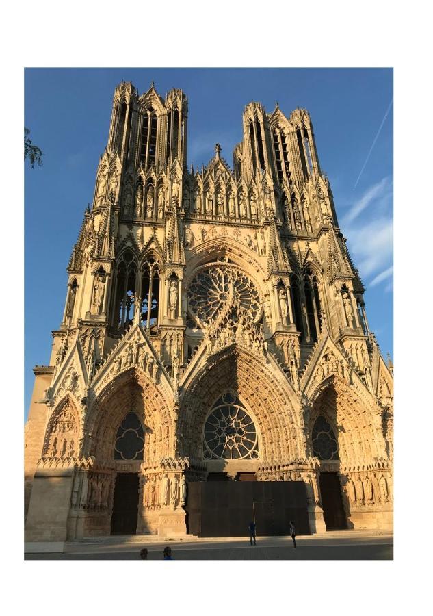 Suite Du Crypto - Vue Imprenable Sur La Place Du Forum Reims Buitenkant foto
